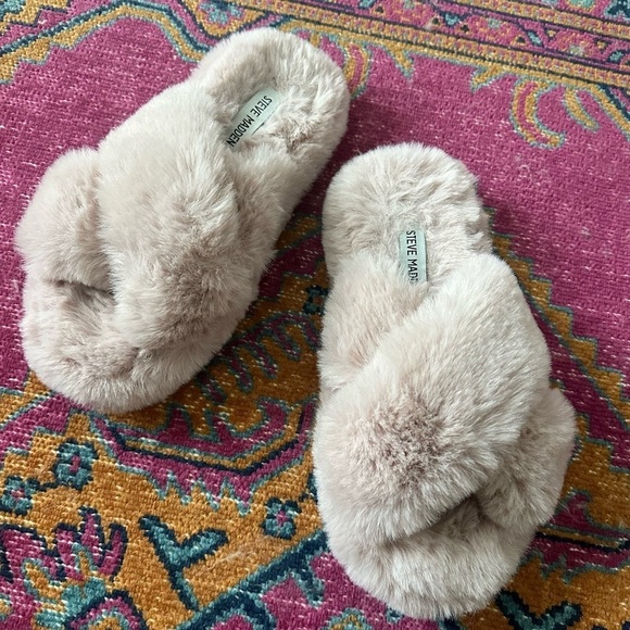 Steve Madden Pink Faux Fur Slippers Size 7-8 - Picture 1 of 3